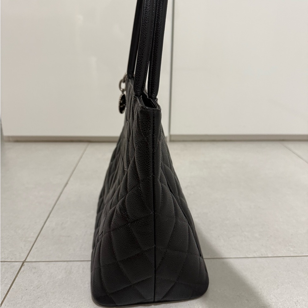 Chanel Medallion Black Quilted Tote Bag Caviar Leather - Picture 5 of 12